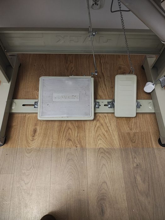 Overlock przemysłowy Jack z oryginalnym stołem