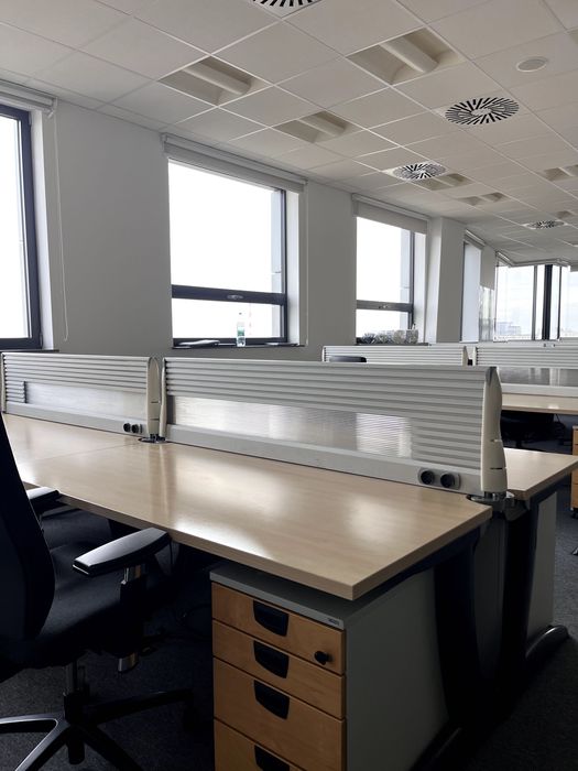 Biurko Steelcase TNT 160 cm z panelem