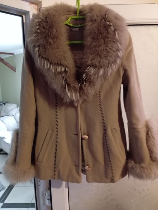 Продам гарне пальто ,коротке з пухом