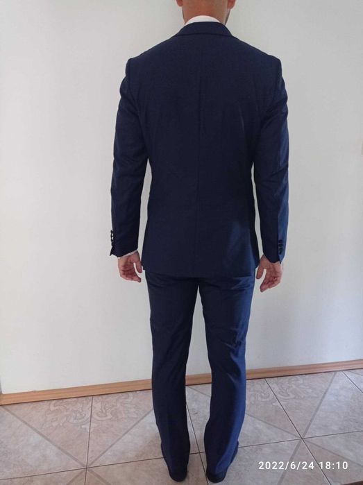 Smoking ślubny Lancerto granatowy razem z koszulą Pako Lorente SlimFit