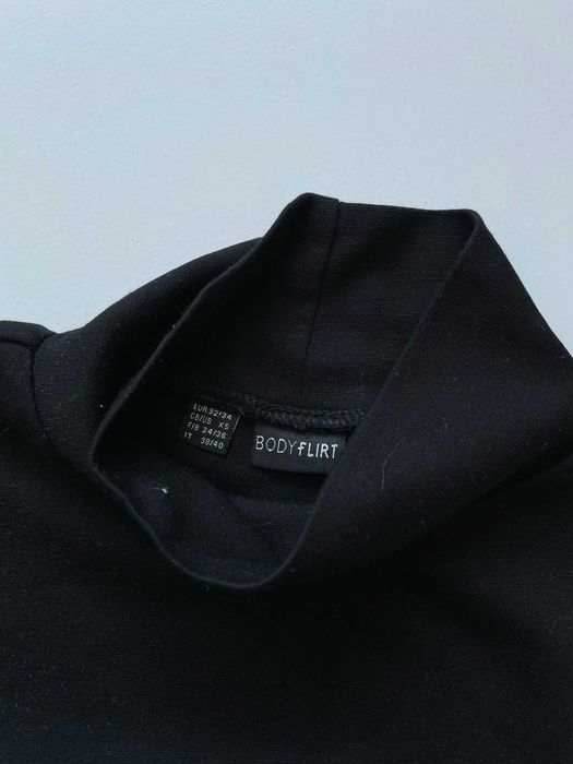 Bonprix Bodyflirt sukienka trapezowa z golfem czarna kremowa półgolfem