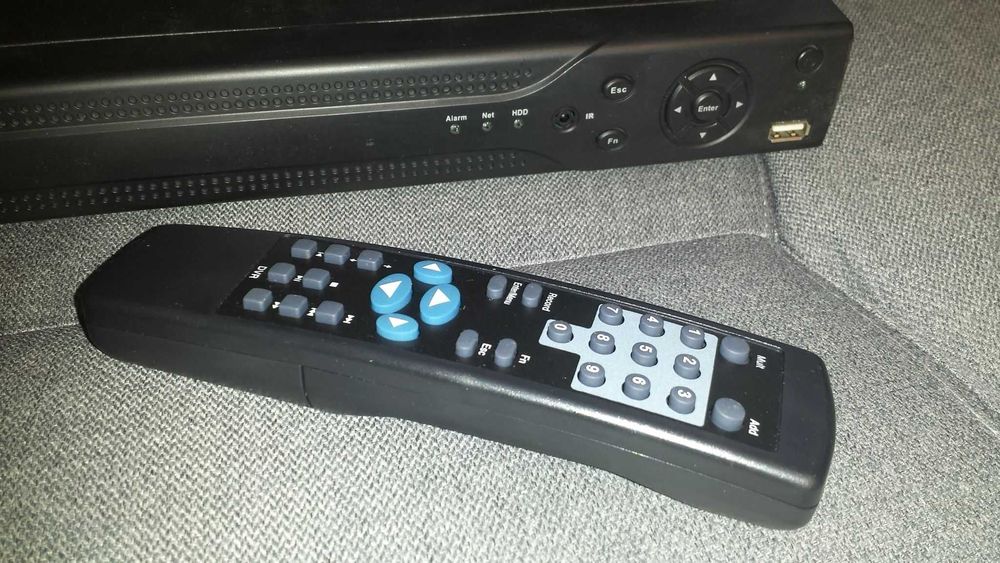 Zestaw monitoringu - kamery rejestrator z dyskiem monitor i akcesoria