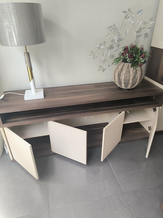 Sala  com móvel TV  aparador vertical  mesa extensível e  4 cadeiras
