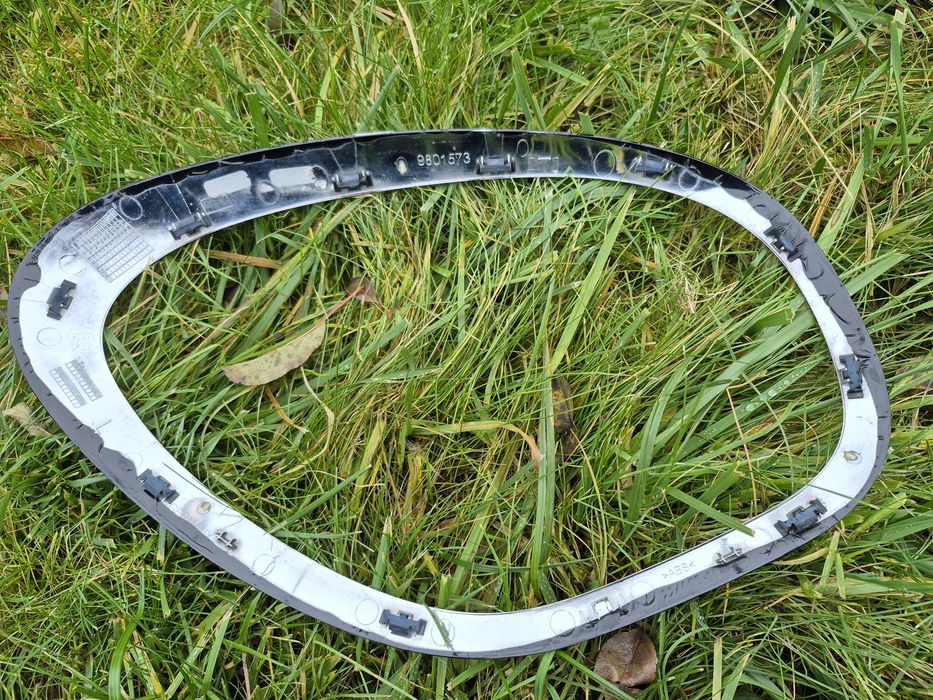 Рамка лівої фари Mini Cooper Countryman R60. Номер запчастини 9801573