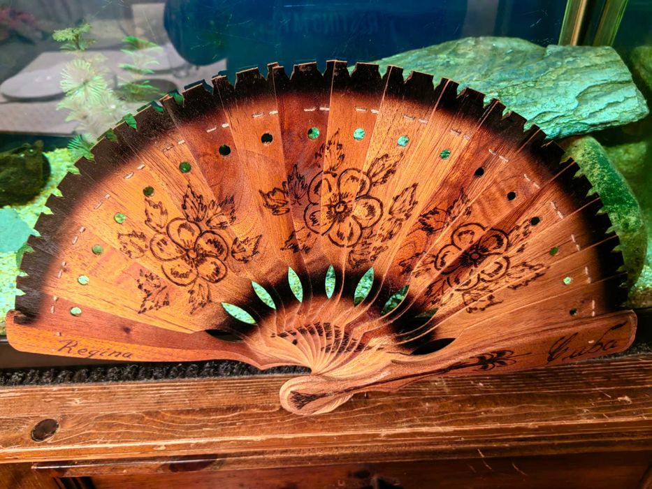 Leque Decorativo em Madeira Regina de Cuba