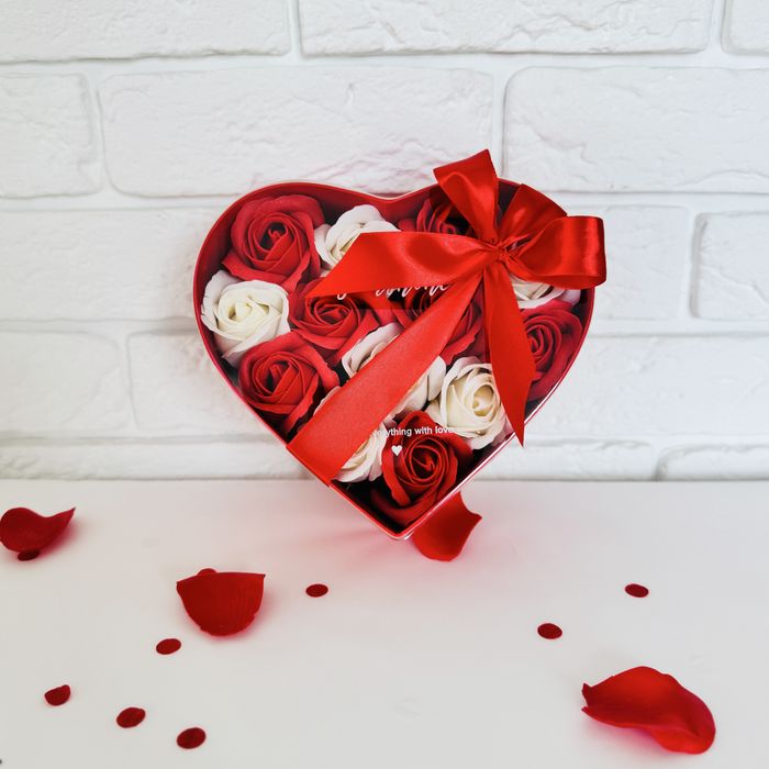 Подарунковий бокс у формі серця з мильними трояндами