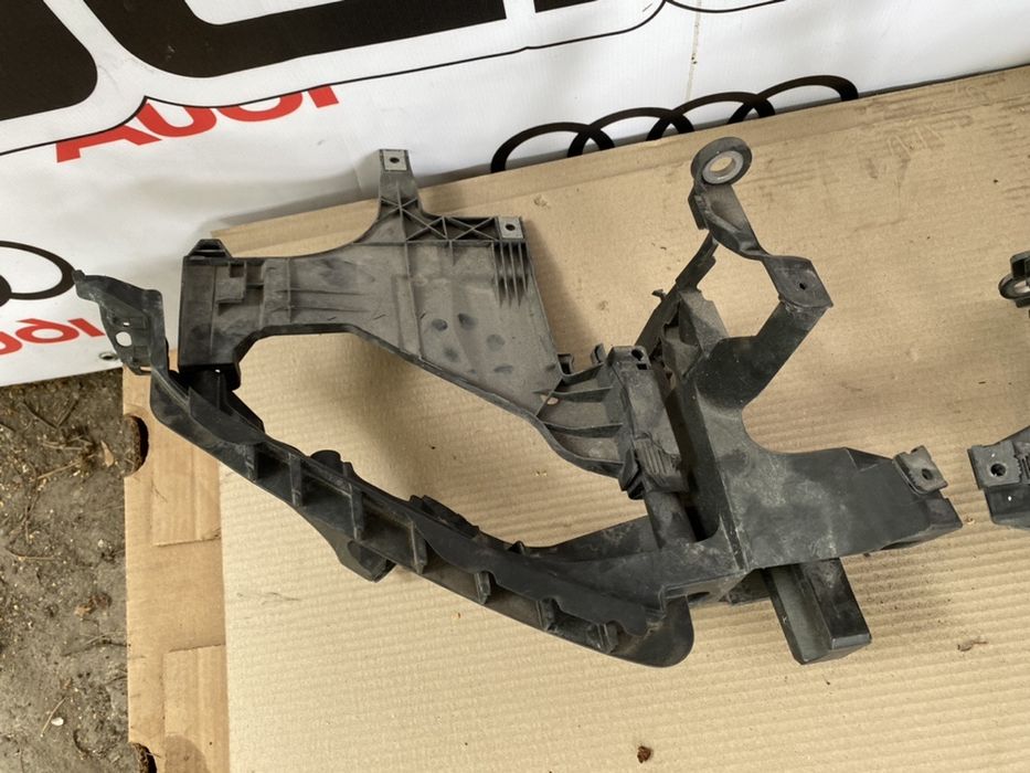 Кронштейн фари \ кріплення \ шахта \ площадка Audi A4 B8 8K0 12-16 рік