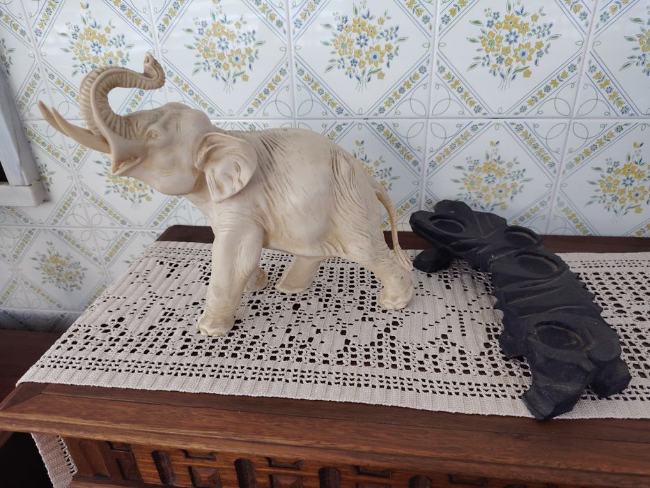 Elefante em Marfinite com Base em Madeira