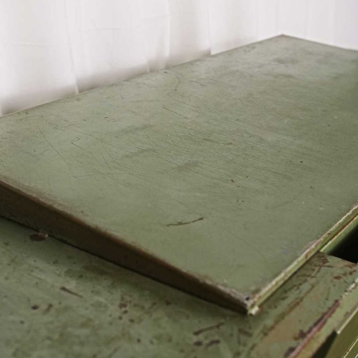 Mesa de corte industrial verde