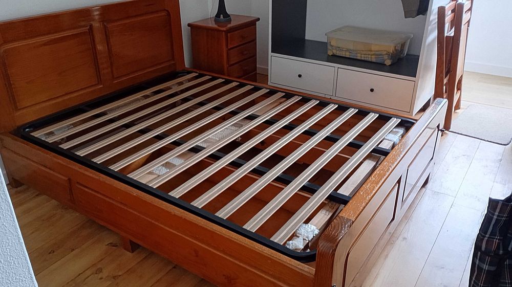 Cama de casal em madeira maciça