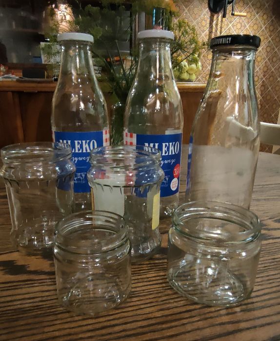 Słoiki i  szklane butelki
