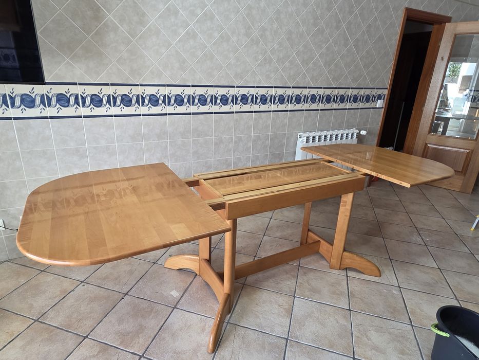 Mesa com 6 cadeiras