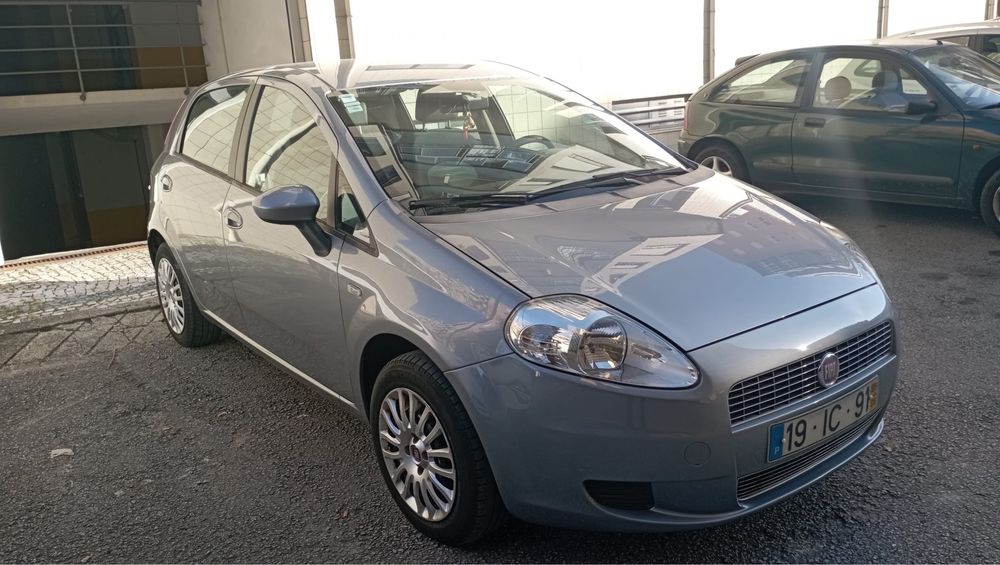 Carro FIAT Grande Punto 1.2 Active em otimo estado e estimado