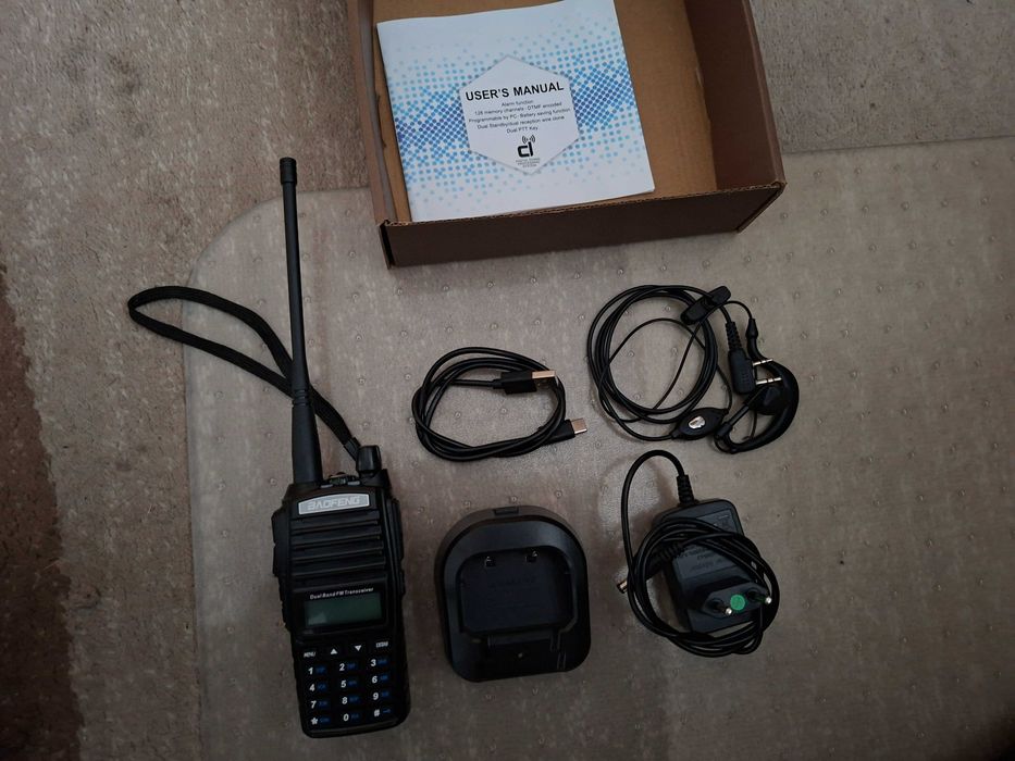 Krótkofalówka Baofeng UV-82 8W zestaw z antenami i innymi rzeczami