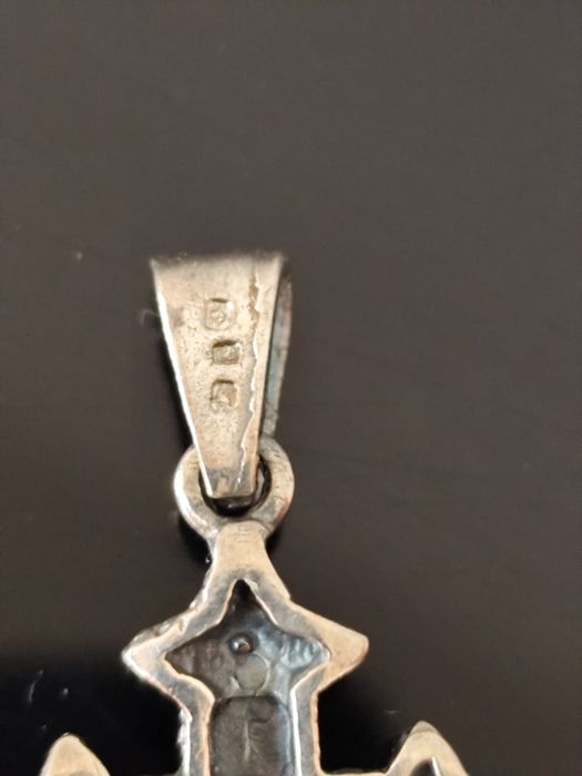 Cruz centenária de prata e ouro com 3 punções de lei.