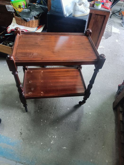 Móvel de apoio com rodinhas