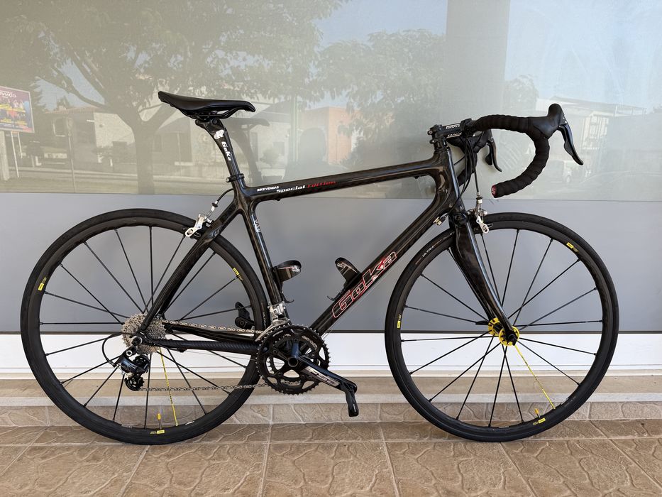 Bicicleta de estrada em carbono - Bem equipada