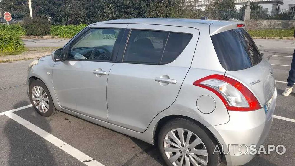 carro suzuki swift cinzento 2011 5 portas