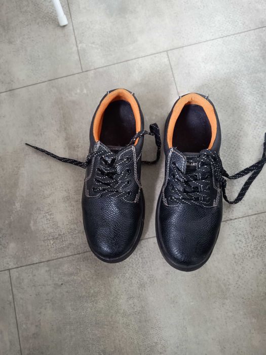 Buty robocze ochronne z noskiem.