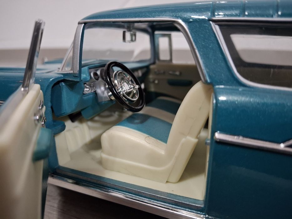 Album i samochód kolekcjonerski Chevrolet Nomad Road Legends 1:18