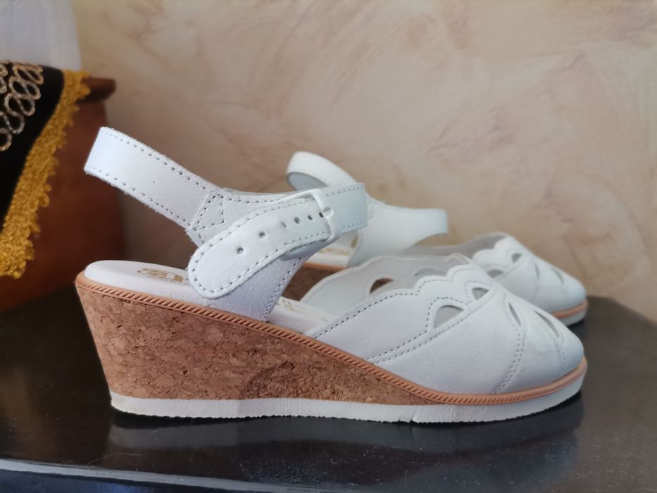 Białe sandałki na koturnie