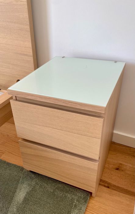Cama e Duas Mesas de Cabeceira / Bed & Two Bedside Tables