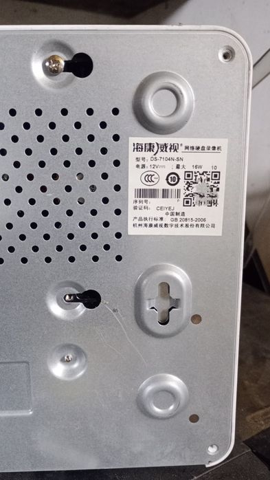 Відеорегістратор Hikvision DS-7104NI-SN