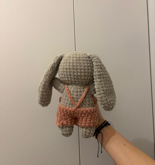 Króliczek w ogrodniczkach