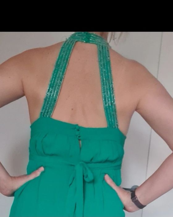 Sukienka midi z dekoltem halter koraliki odkryte plecy