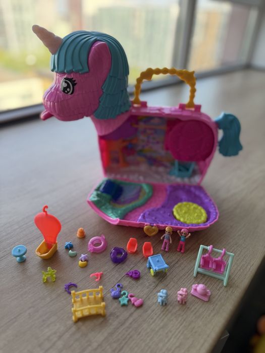 ігровий набір Polly Pocket "Святкова вечірка єдинорогів" (модель HYD96), виконаний у формі яскраво-рожевої піньяти з бірюзовою гривою