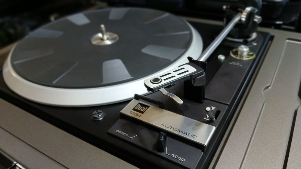 Gramofon DUAL 1234 model HS 132 z wbudowanym wzmacniaczem.