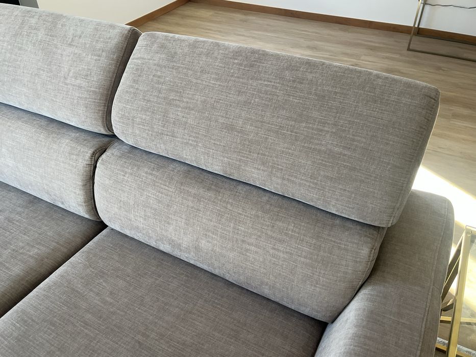 Sofá bege com detalhes em prata