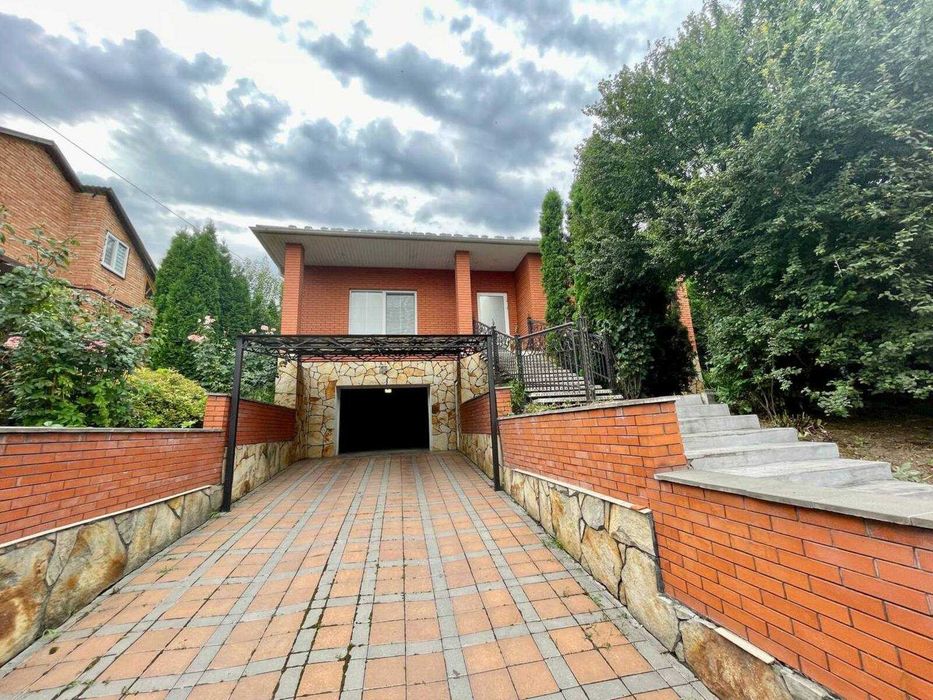 Продаж. Просторий будинок, 181 м2, 3 кімнати. 5.35 соток. Гараж. Центр міста