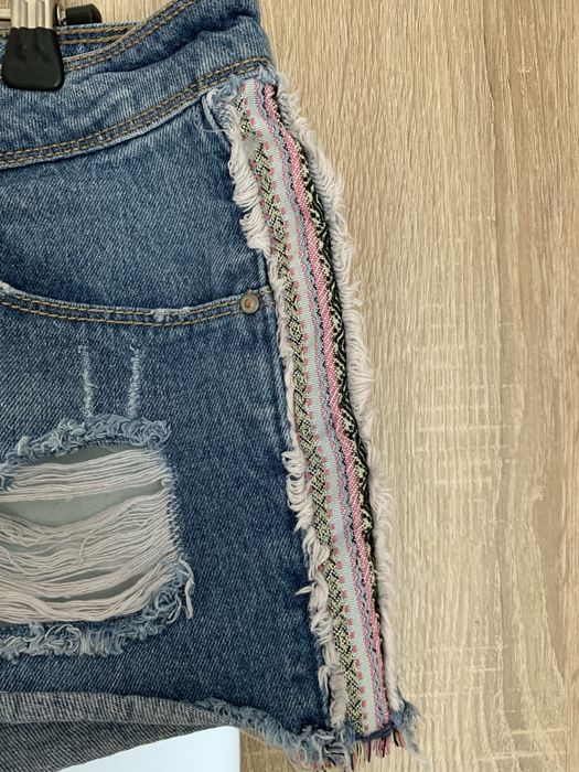 Krótkie spodenki jeans Cropp