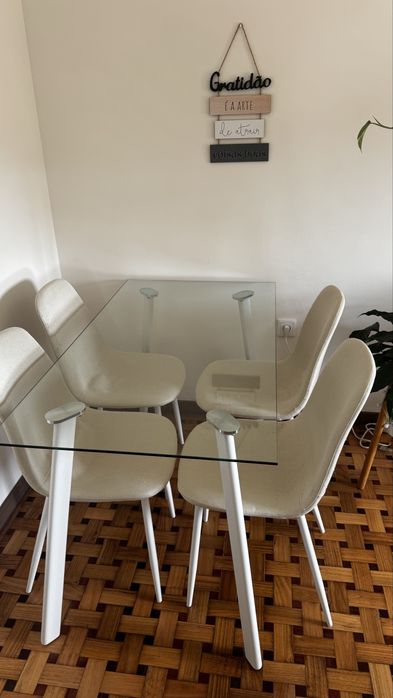 Mesa de vidro com 4 cadeiras