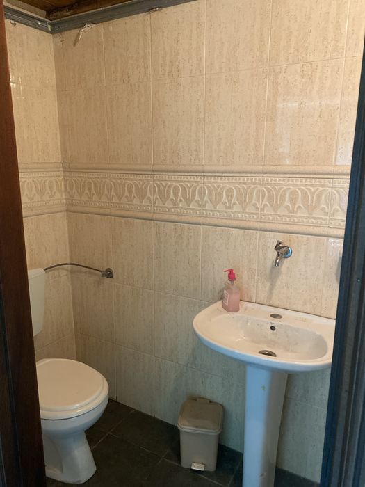 Garagem para 2 viaturas com casa de Banho