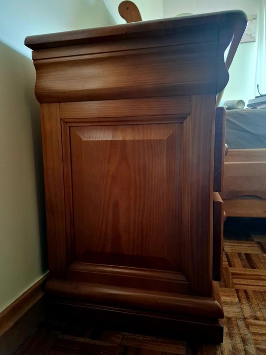 Duas mesas de cabeceira