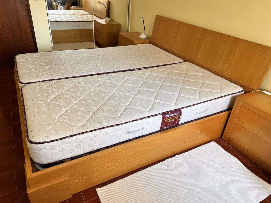 Cama de Casal usada 2mx2m incl. colchões, gavetas e mesas de cabeceira