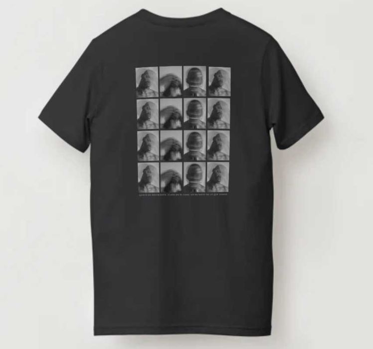 T-shirt preta e com estampa