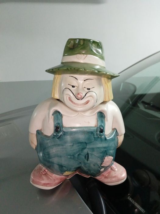 Boneco em loiça para decoração.