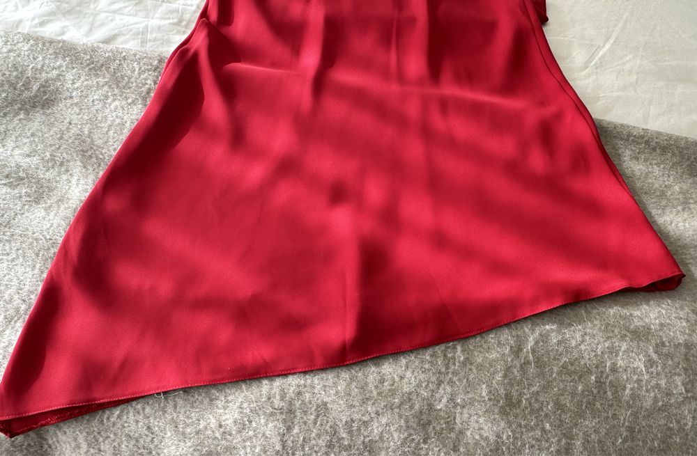 Lindo vestido ( para festa ou näo) vermelho  com tecido fluido .