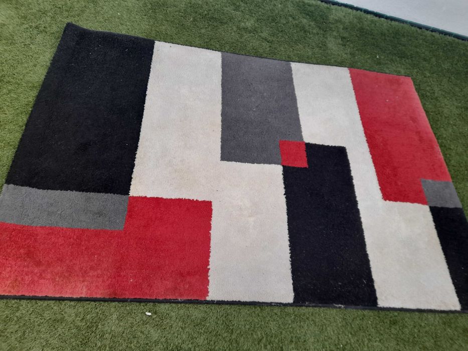 Tapete preto branco, cinzento e vermelho