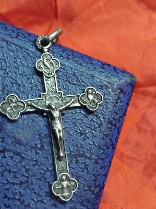 Crucifixo em prata peça marca e contraste