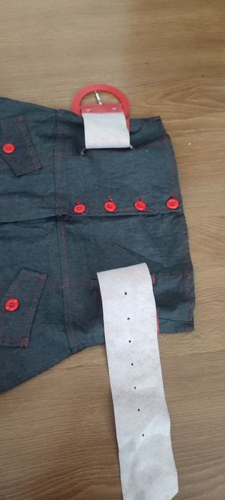Szara spódnica z czerwonymi guzikami i paskiem 3/4,wymiary są na zdj