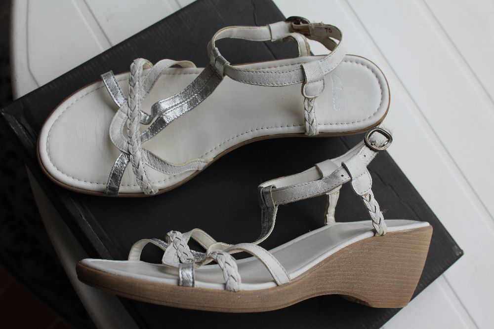 białe skórzane sandałki Clarks rozm 41 /uk7 na klinie