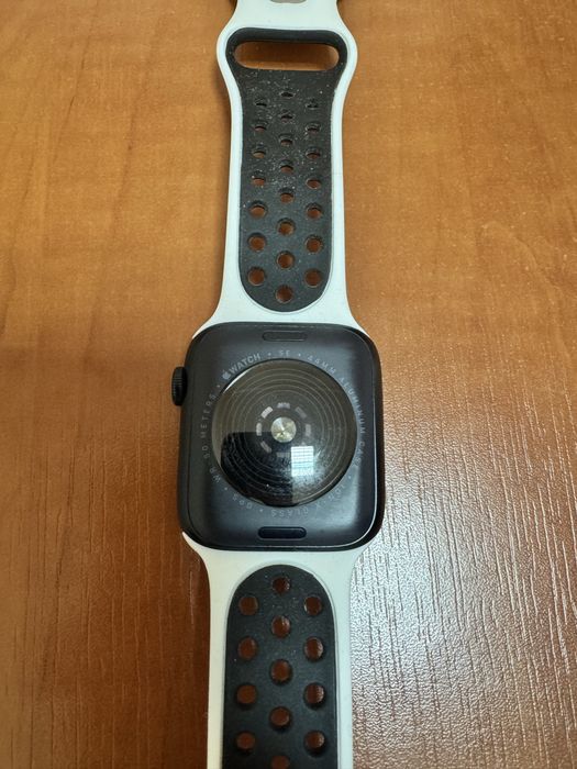 Apple Watch Se (Gen. 2) 44mm + dwa paski