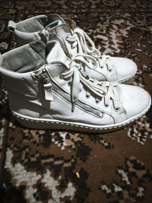 Жіноче зимове взуття