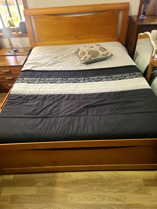 Cama de casal com 4 gavetas