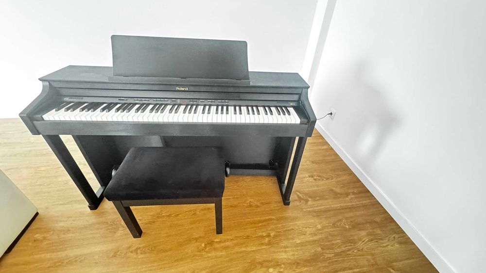 Piano Digital upright com banco em movel, como novo