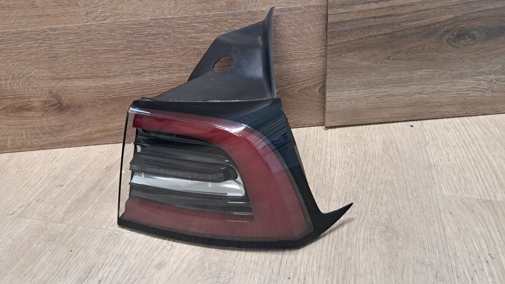 Tesla 3 lampa prawa tylnia tył